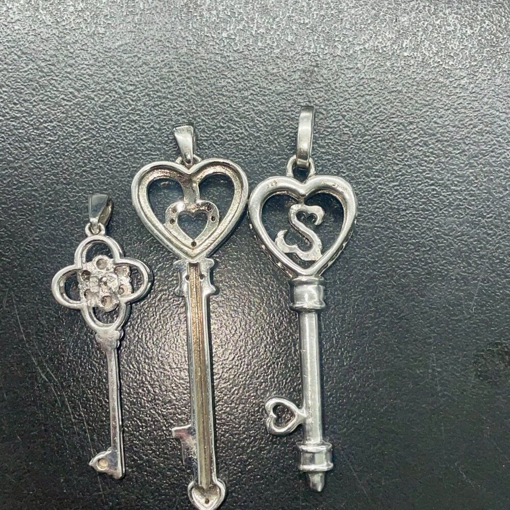 3 KEY PENDENTS - Picture 3 of 3